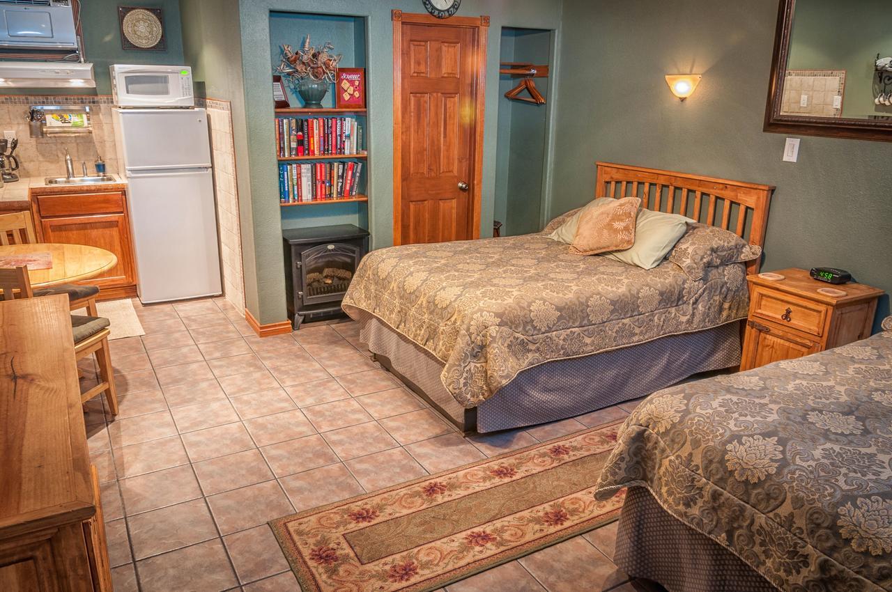 Holiday Lodge On Canyon Lake Extérieur photo